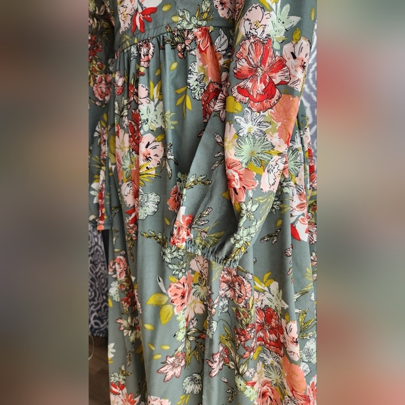 Elegant Floral Long Sleeve Dress - Picture 3 of 6